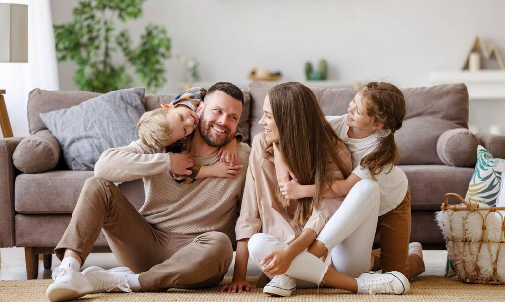 familia feliz jugando