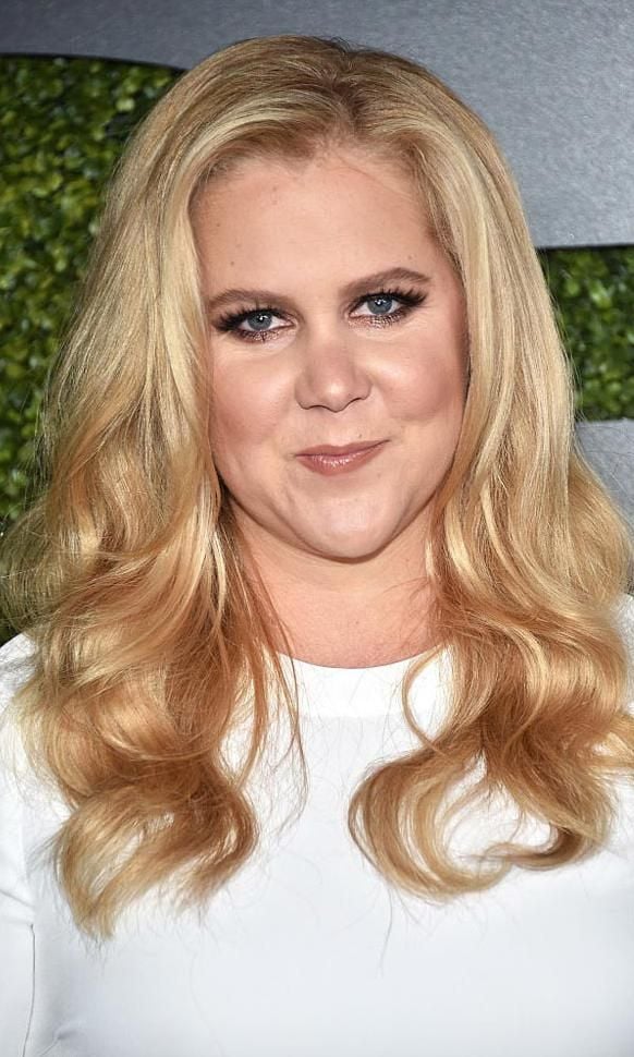 amy schumer con cabello suelto y ondas