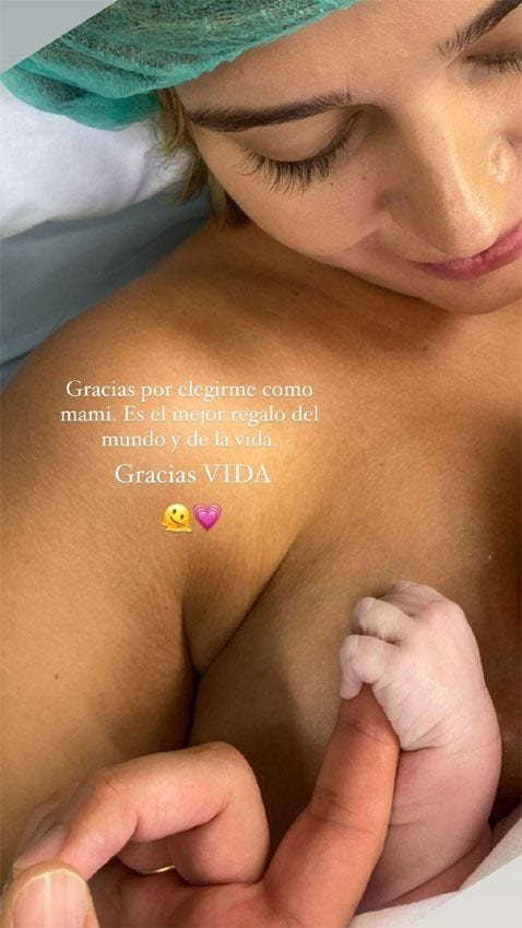 Laura Escanes con su hija Roma recién nacida