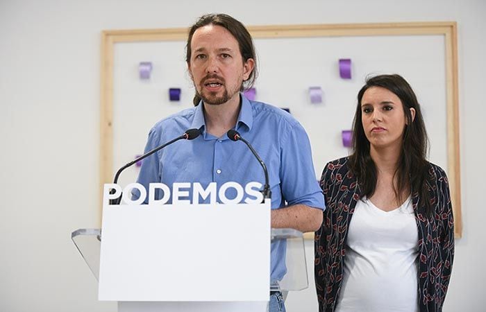 Pablo Iglesias e Irene Montero siguen el método canguro con sus bebés 