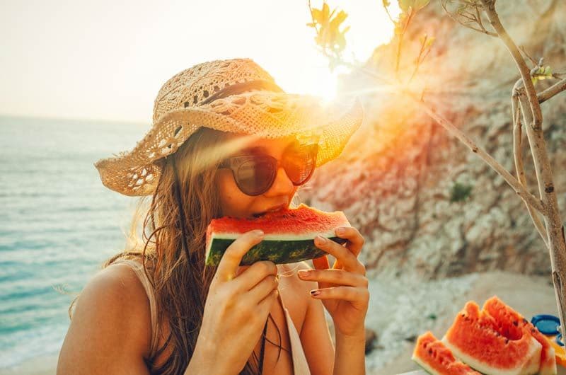 istock chica come sandia