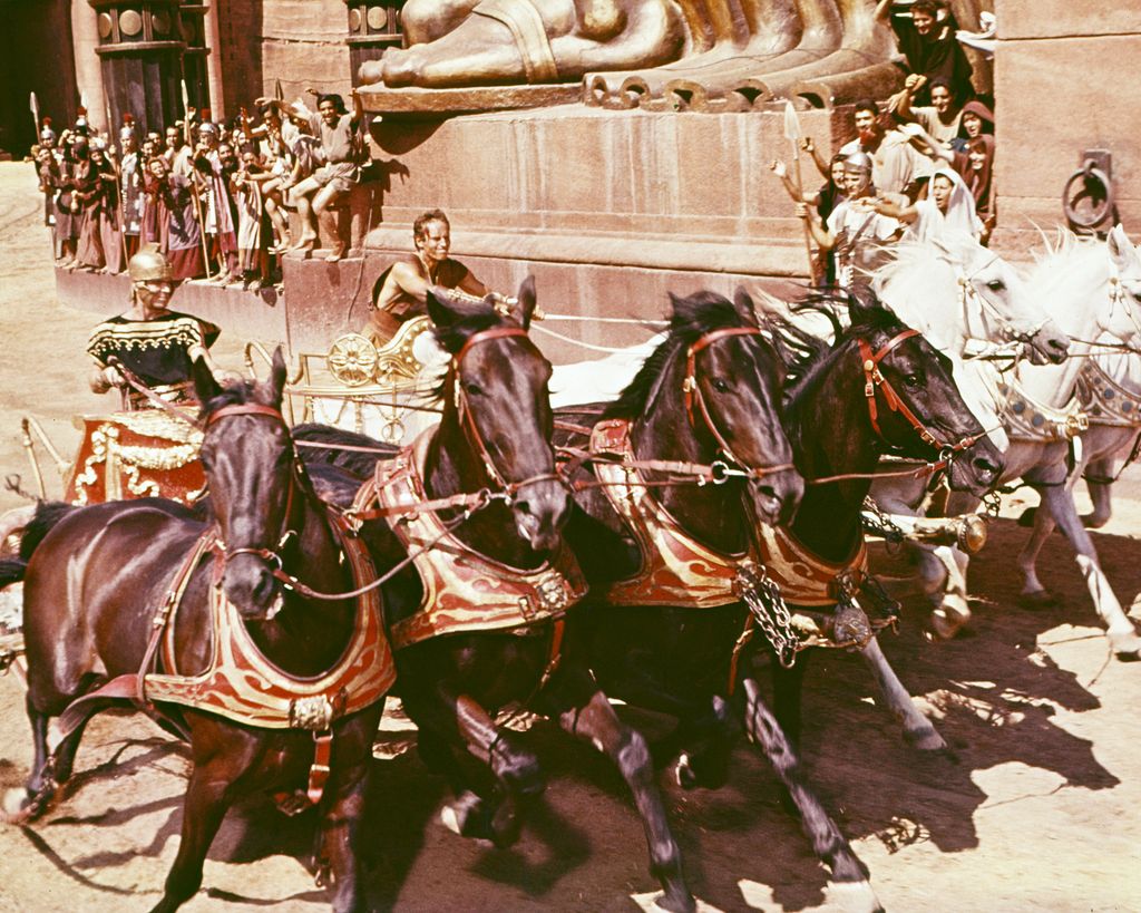 Una de las escenas más icónicas de 'Ben-Hur': Messala (Stephen Boyd) en la carrera de caballos contra Judah Ben-Hur (Charlton Heston).  