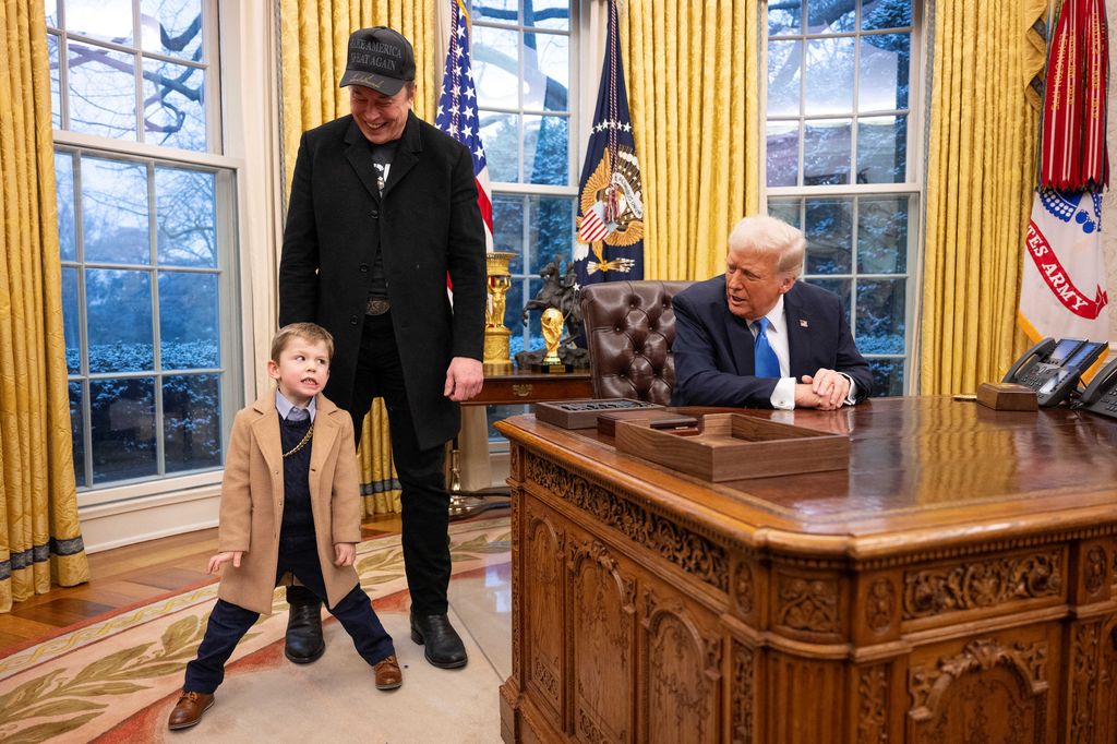 Donald Trump hablando con el hijo de Elon Musk en la Casa Blanca