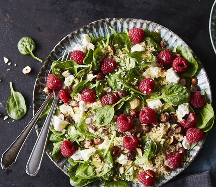 Ensalada de cuscús, espinacas y frambuesas