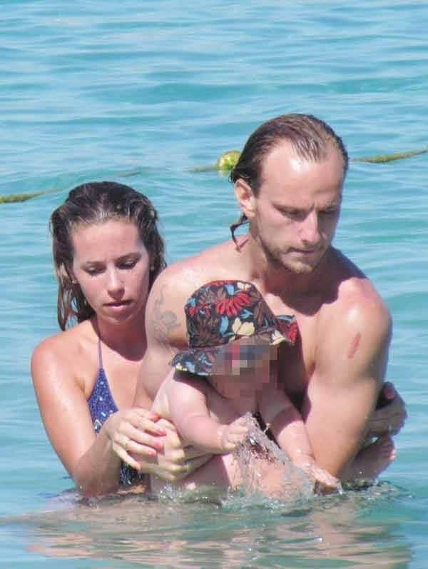 Después de conocerse el fichaje del futbolista por el FC Barcelona el pasado verano, Rakitic, su mujer y su hija se fueron de vacaciones a la isla de Ibiza, en donde el croata disfrutó a lo grande con la pequeña Althea, inseparable de su cubo y su rastrillo de arena
