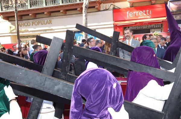 En su visita, acudió además a la parroquia de San Andrés para ver la salida de la cofradía de Santa Marta y presenció la procesión de la cofradía de Santa Genoveva por la plaza de España. Imagen del twitter de Casa Real
