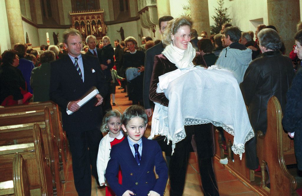 La princesa María Carolina, de niña, en el bautizo de su hermano Nikolaus el 13 de enero de 2001