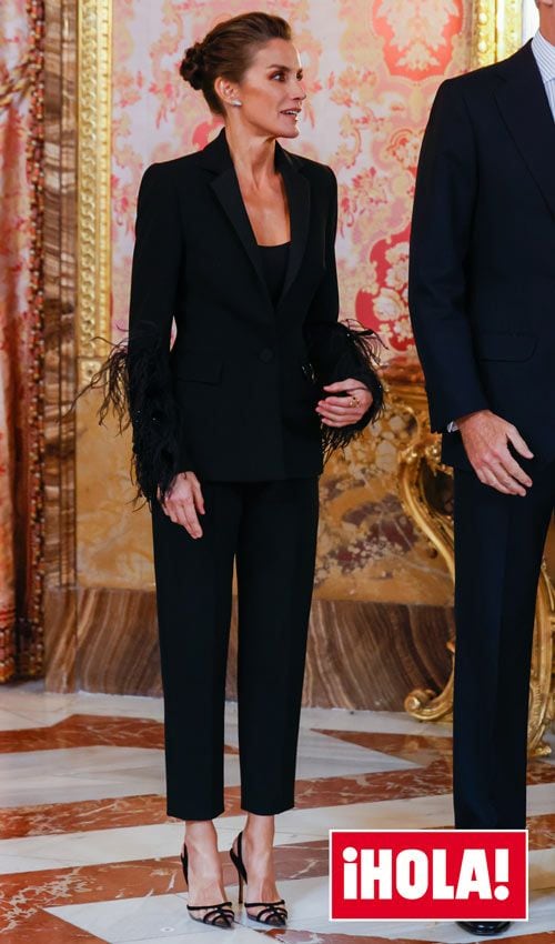 La Reina Letizia con un traje negro de plumas de Pertegaz