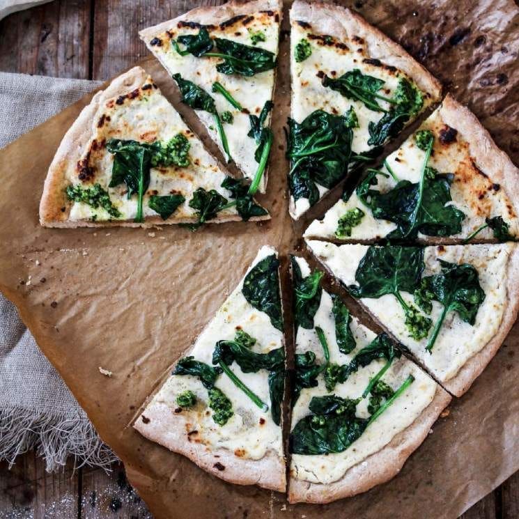 Pizza 'bianca' con espinacas y pesto