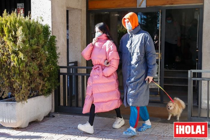 maria forque con su amigo a la salida de casa de su madre