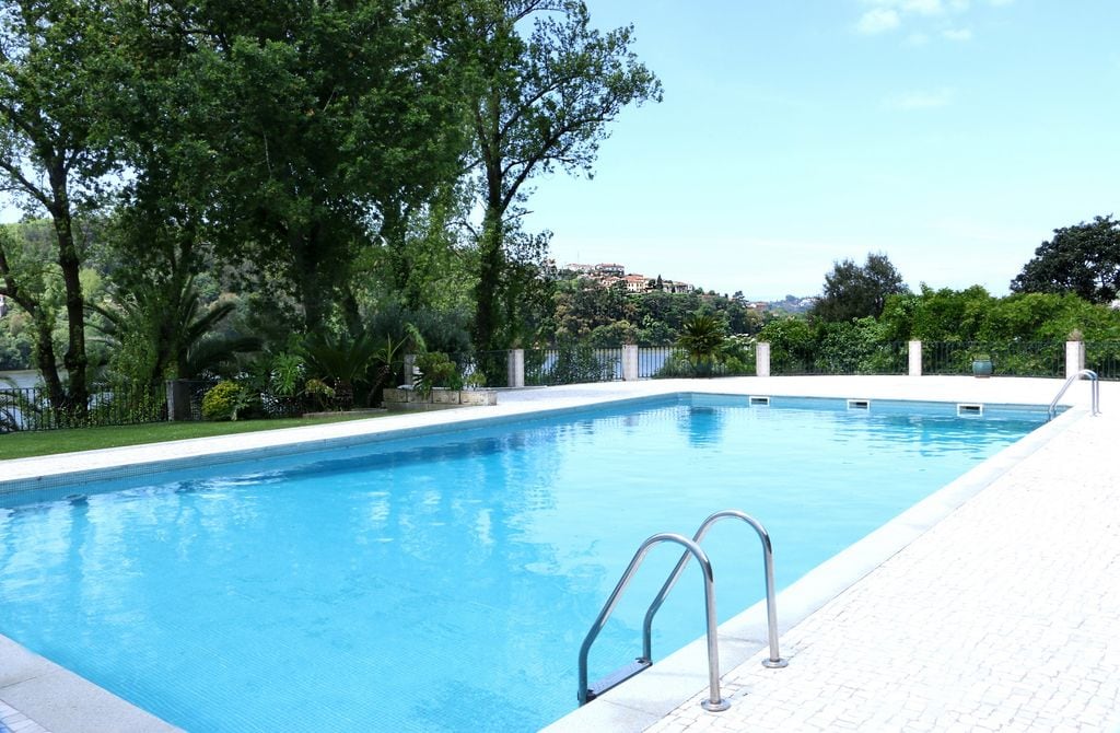 Piscina grande en el jardín