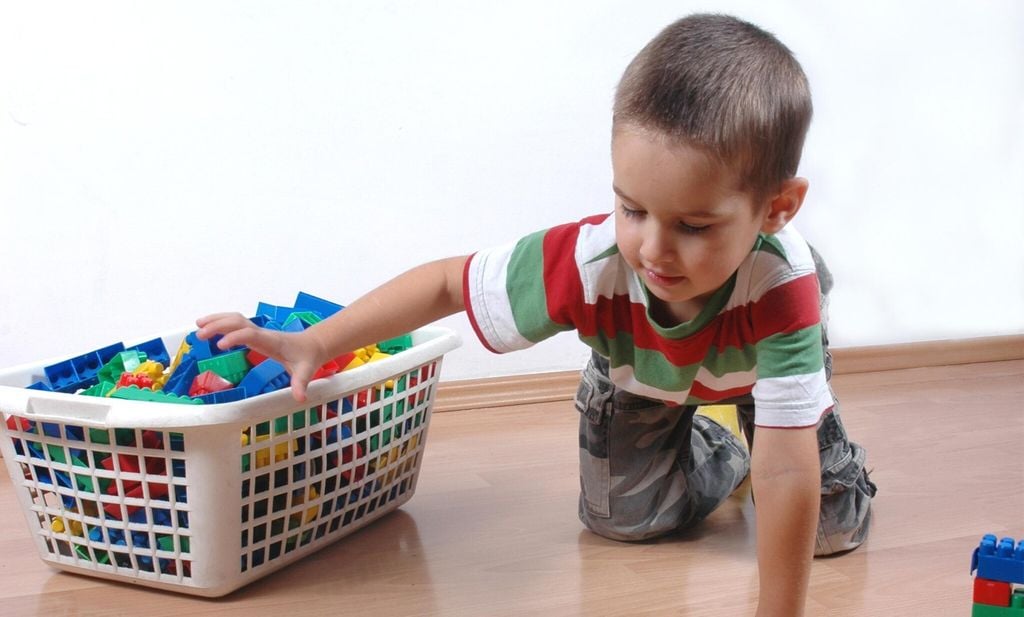 child collects the toy blocks