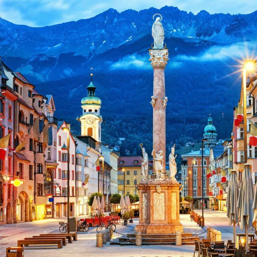 Casco antiguo de Innsbruck con las montañas de los Alpes al fondo.