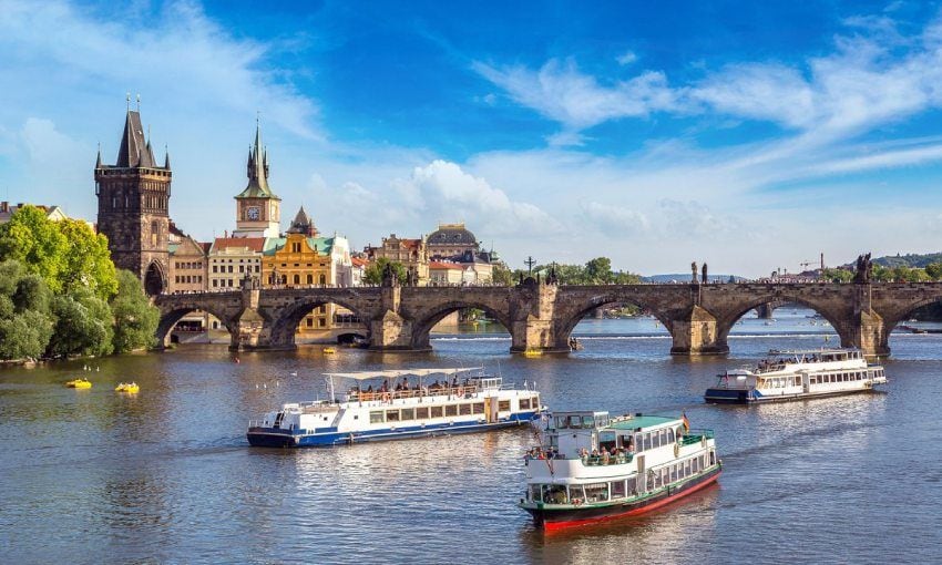 paseos en barco por praga por el rio moldava a la altura del famoso puente carlos