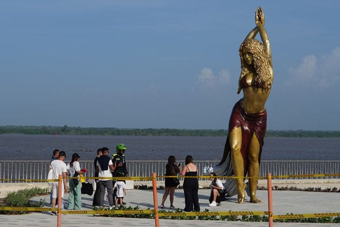 La escultura en honor a Shakira colocada en Barranquilla 