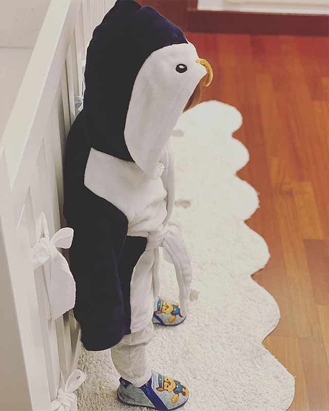 ¡Un pingüino en casa! Eva González se encuentra una simpática sorpresa en el cuarto de Cayetano