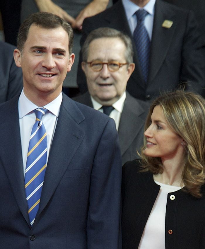 Don Felipe y doña Letizia con Pedro Erquicia en marzo de 2006