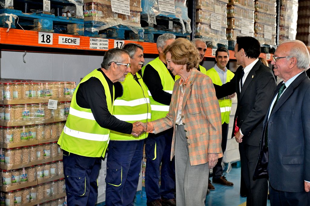 Reina Sofía en su visita al Banco de Alimentos de Jaén el 22 de octubre de 2024