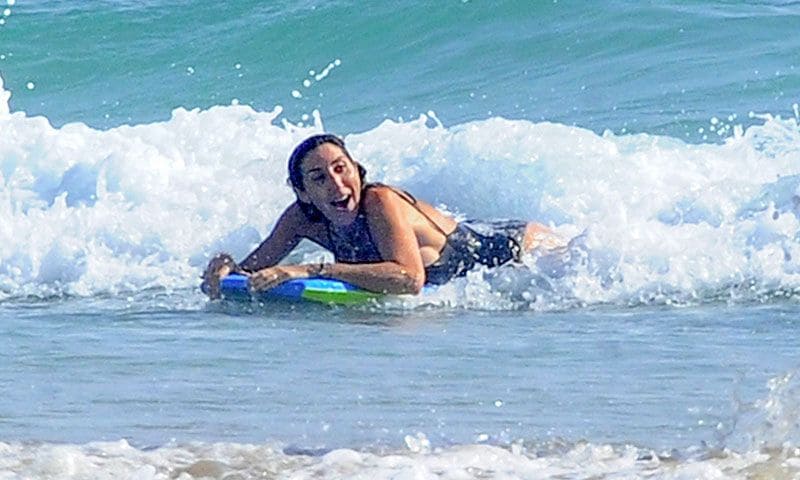 paz padilla practicando body surf