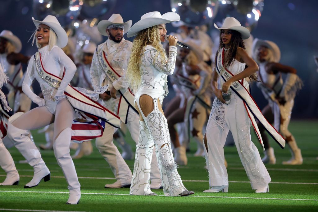 Beyoncé y su hija Blue Ivy realizaron una increíble actuación durante el espectáculo del medio tiempo del partido entre los Baltimore Ravens y los Houston Texans en el NRG Stadium el 25 de diciembre de 2024