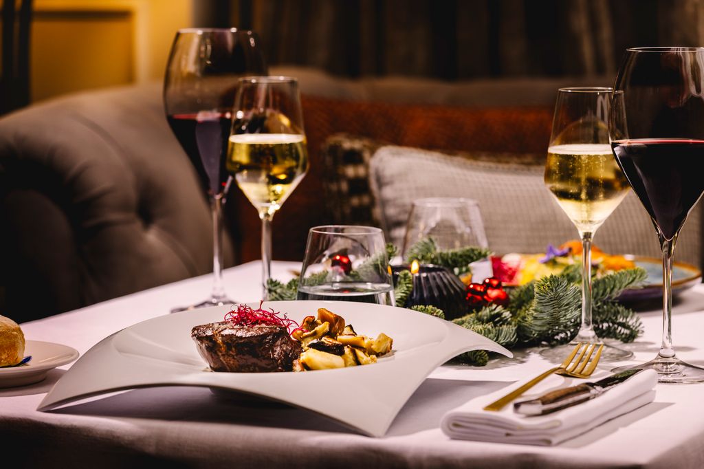 Mesa navideña con platos y copas de vino de Gran Hotel Inglés