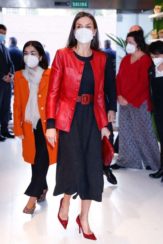 La reina Letizia rescata su chaqueta de cuero rojo con vestido de Mango