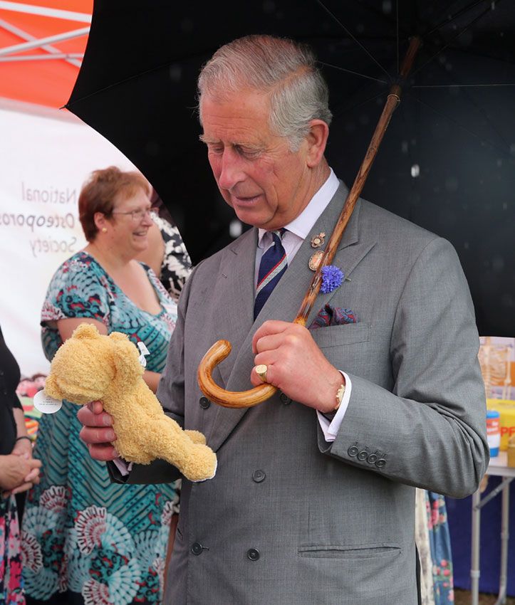 Carlos III con un osito de peluche