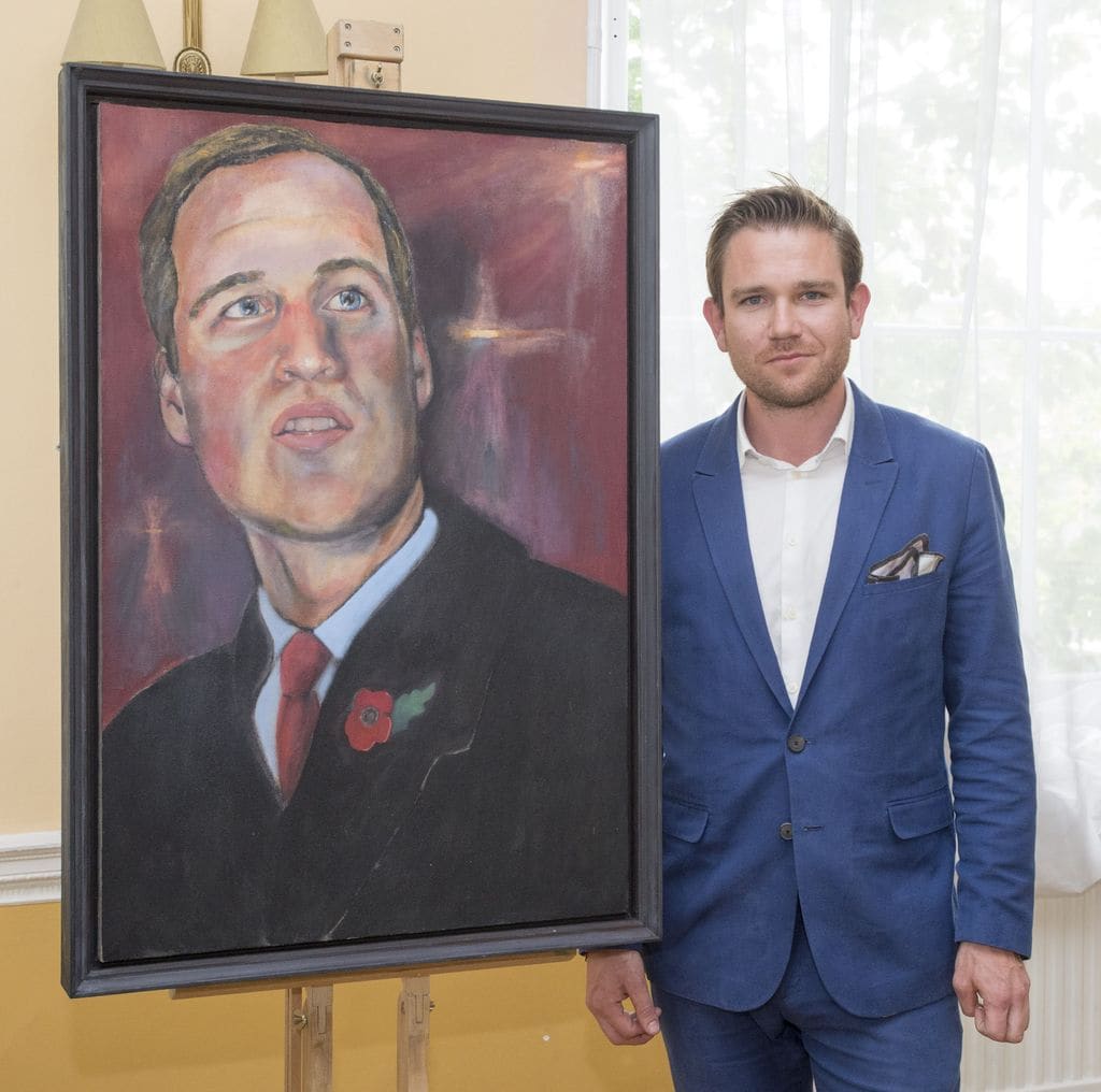 Dan Llywelyn Hall con el retrato del príncipe Guillermo, presentado en julio de 2014
