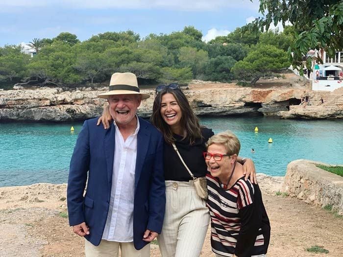 Nuria Roca celebra con sus padres unas 'bodas de oro' nada convencionales