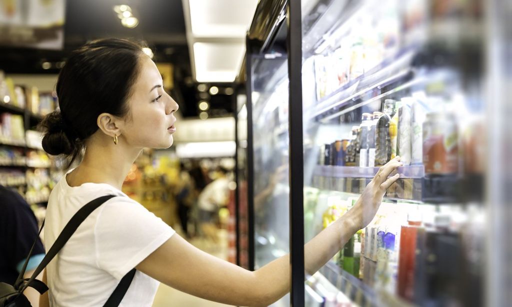 mujer en supermercado