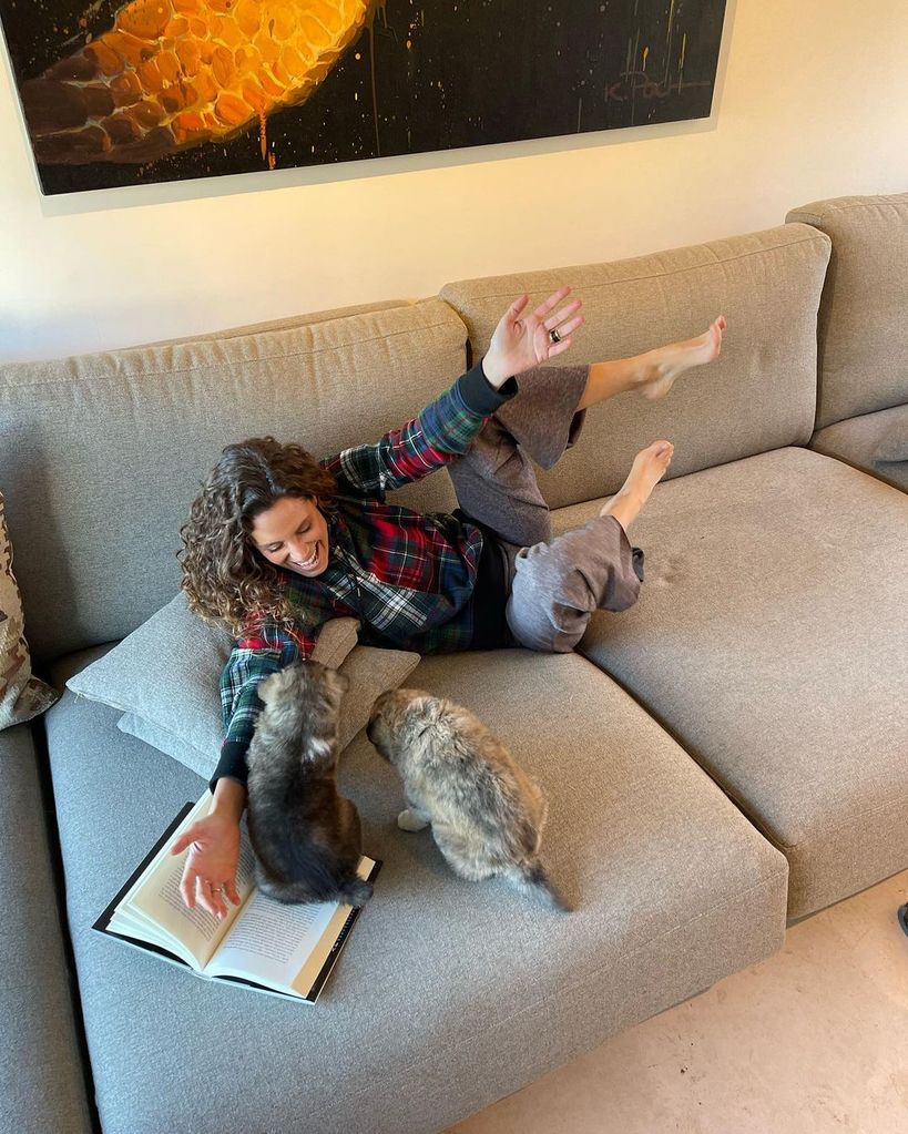 Laura Madrueño en su sofá
