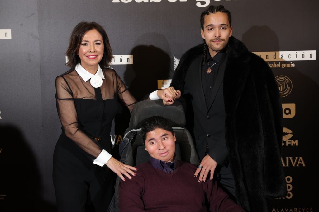 Isabel Gemio con sus hijos en el aniversario de su fundación