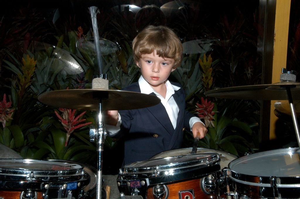 Barron Trump tocando la batería durante un evento del Día de San Valentín en 2009