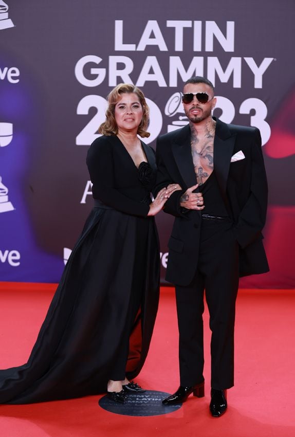 Rauw Alejandro en los Grammy Latinos 2023 con su  madre