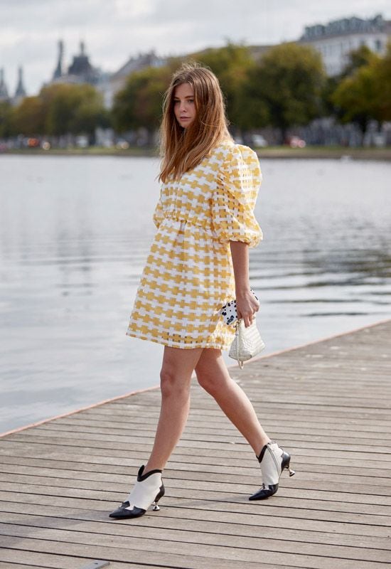 look vestido cuadros botines cowboy