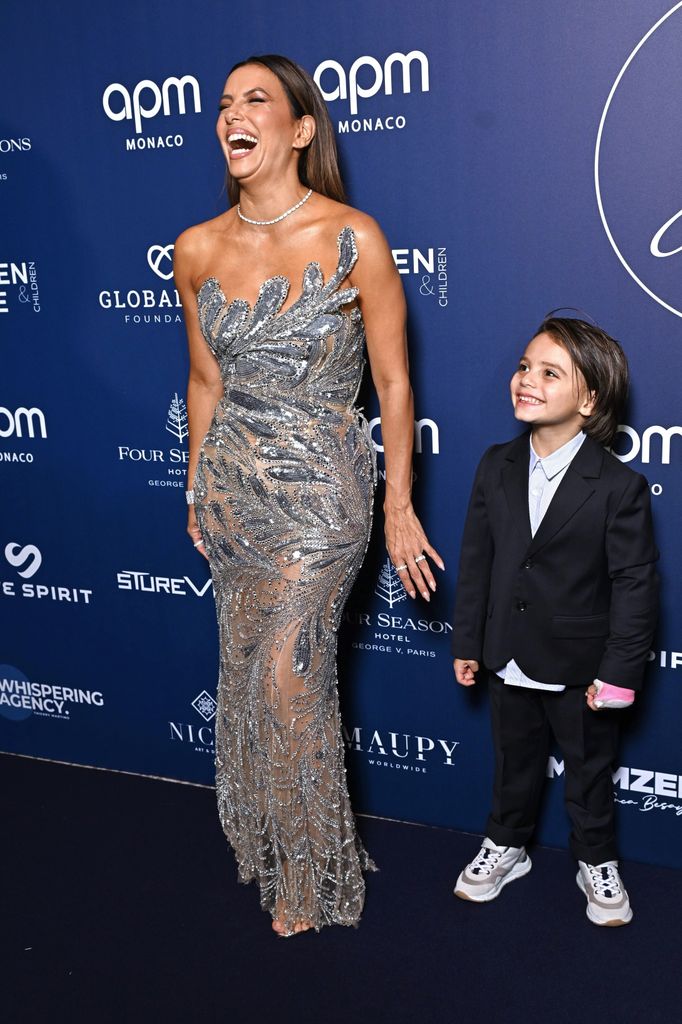 Eva Longoria con su hijo Santi en la "Global Gift Gala" en Paris el 5 de octubre de 2024