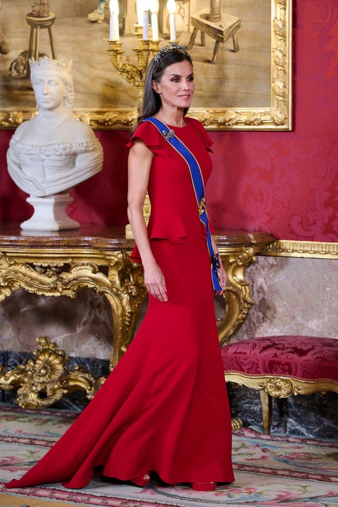 Reina Letizia con vestido largo rojo