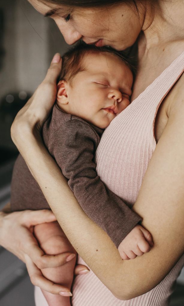 Bebé abrazado a su madre