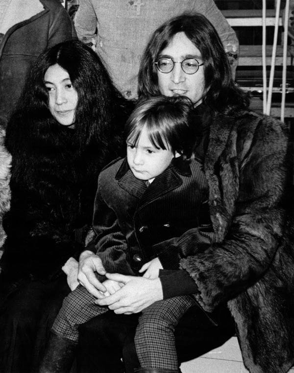 Tras la reconciliación nació su hijo Sean el 9 de octubre de 1975, el día del 35 cumpleaños de John 