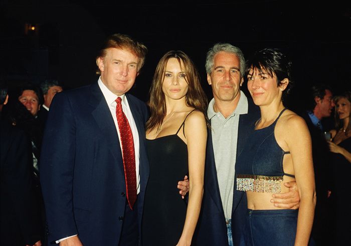 Jeffrey Epstein y Ghislaine Maxwell con Donald Trump y Melania