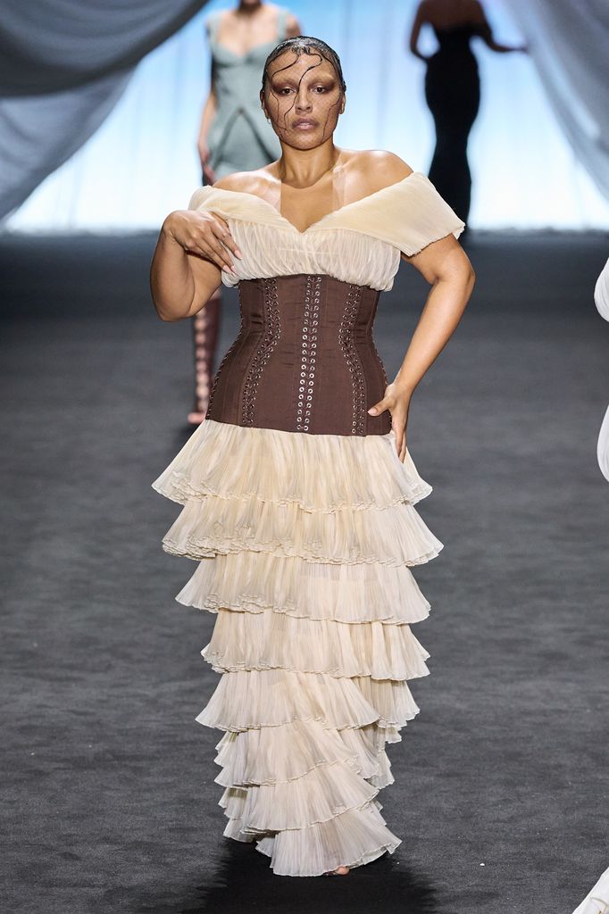 Paloma Elsesser camina Jean Paul Gaultier