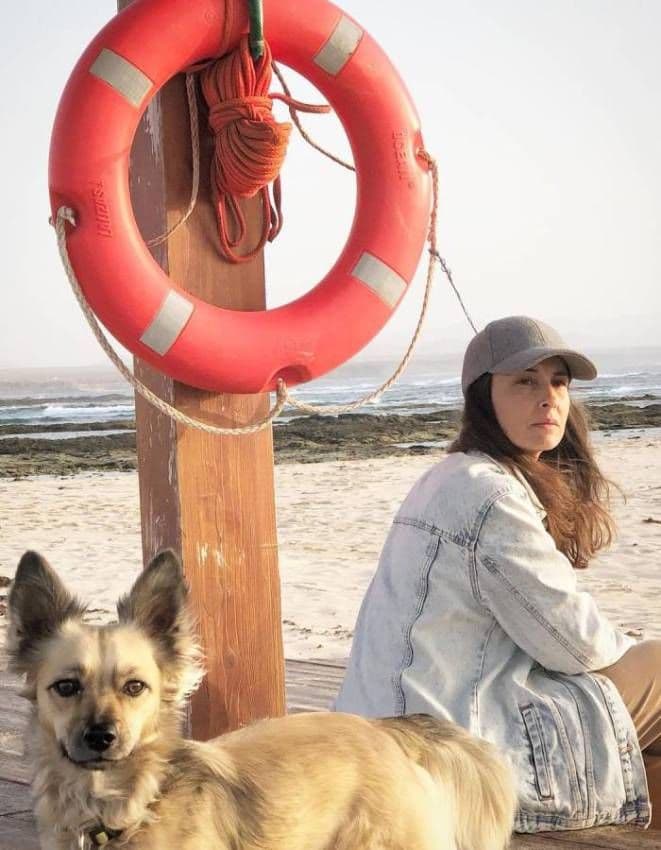 Xenia Tostado en la playa con su mascota