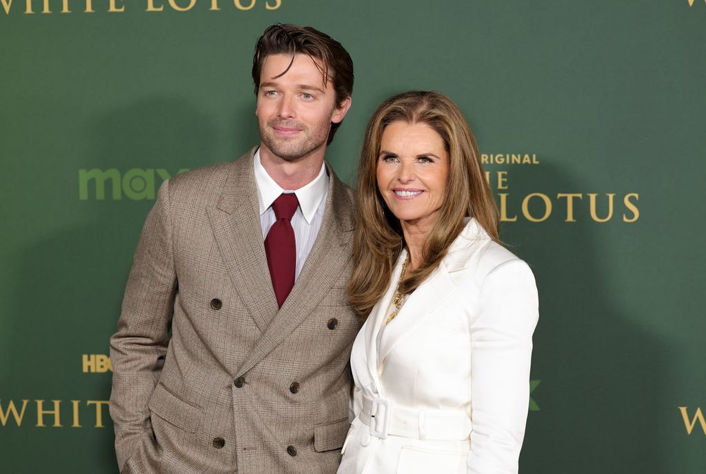 Patrick Schwarzenegger y su madre, Maria Shriver, en el estreno de la tercera temporada de 'The White Lotus' en Los Ángeles