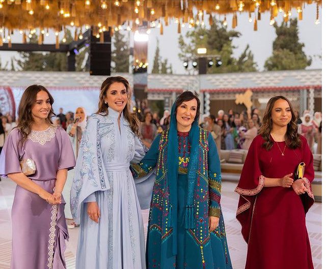 La reina Rania de Jordania y sus hijas en la fiesta de la henna de Rajwa 