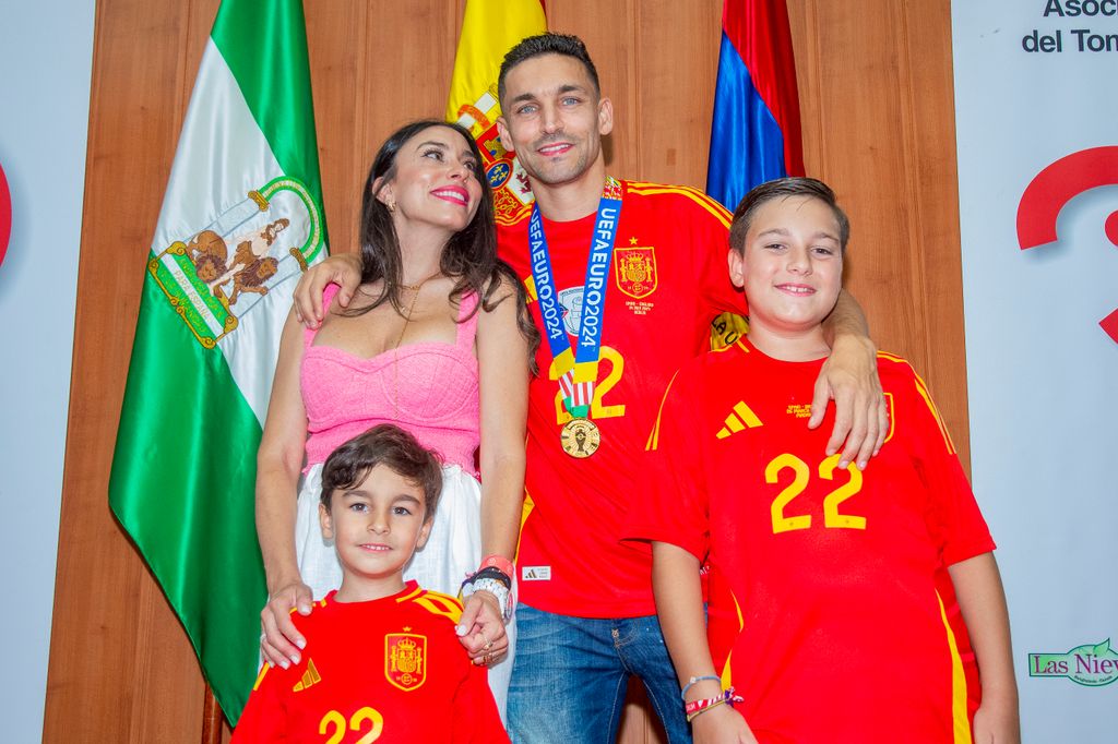 El futbolista Jesús Navas junto a su mujer y sus hijos en su tierra natal Los Palacios de Sevilla el 16 de julio de 2024