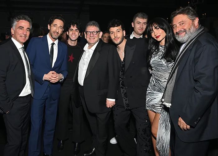 Aitana Ocaña y Sebastián Yatra en los Grammy 2023 junto a otros artistas