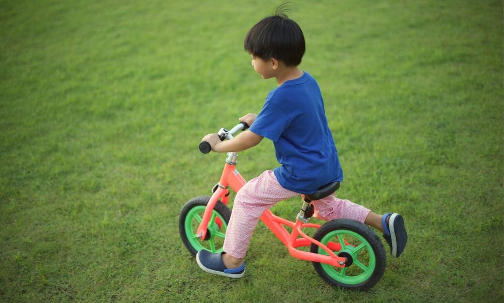 ni o montando en bici