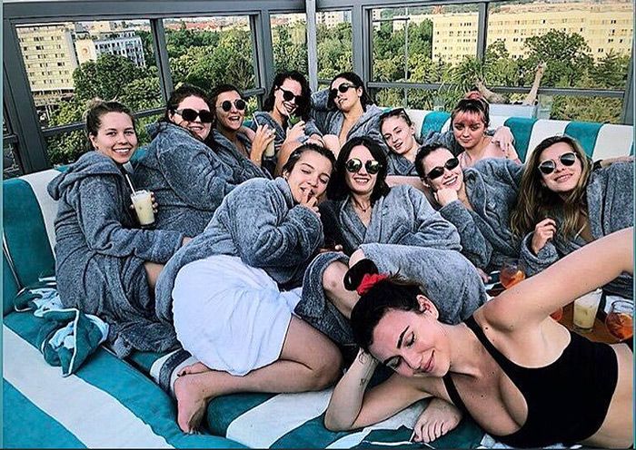 Sophie Turner celebra con Maisie Williams y sus amigas su despedida de soltera en Benidorm