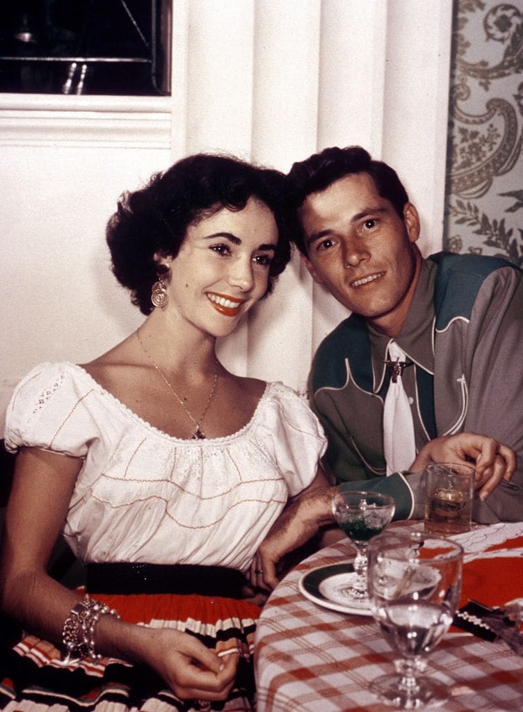 Liz Taylor con su primer esposo Nicky Hilton, captados en 1950