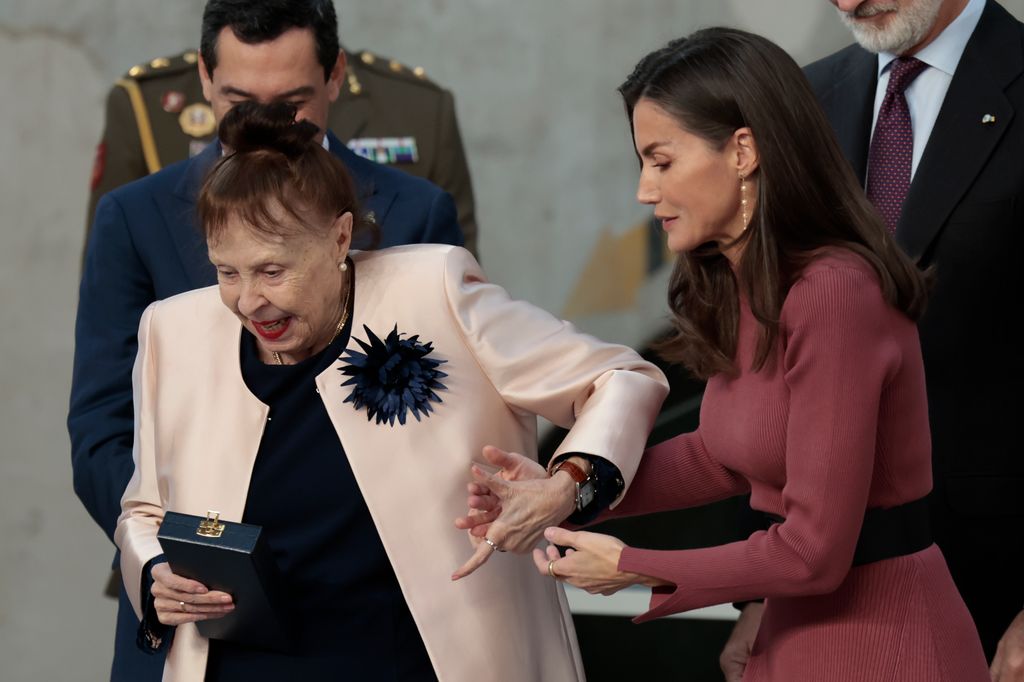 La reina Letizia ayudando a la actriz Gemma Cuervo